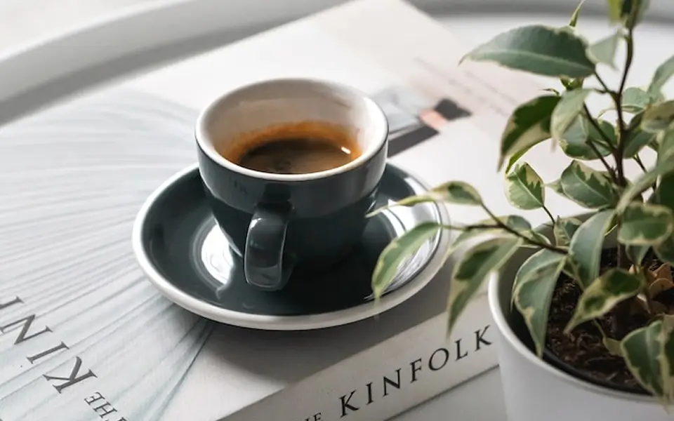 マグカップに入ったコーヒーの写真