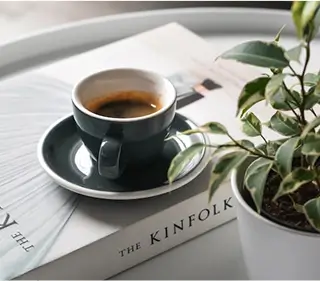 マグカップに入ったコーヒーの写真